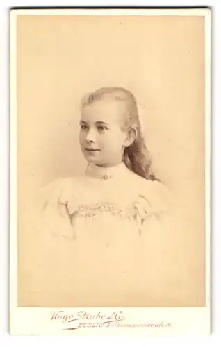 Fotografie Hugo Strube & Co., Berlin S., Prinzessinnen Str. 16, Junges Mädchen im Portrait