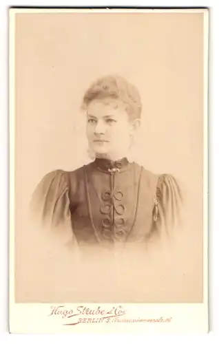 Fotografie Hugo Strube & Co., Berlin S., Prinzessinnen Str. 16, Hübsche junge Frau im Portrait