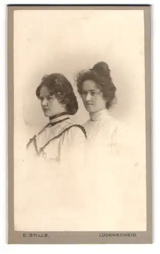 Fotografie E. Stille, Lüdenscheid, Zwei Schwestern im Portrait