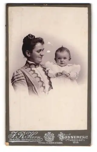 Fotografie J. R. Horn, Sonneberg i. Thür., Junge Frau mit Kleinkind im Portrait