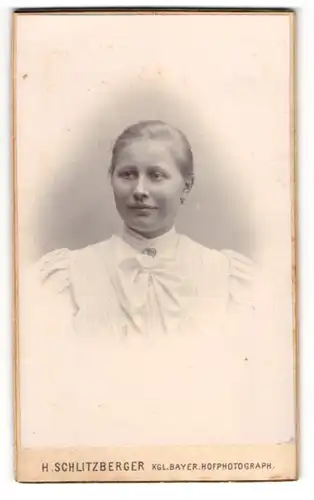 Fotografie H. Schlitzberger, Hameln a. d. W., Charmante junge Frau in Weiss