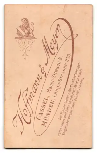 Fotografie Hoffmann & Meyer, Kassel, Mauer-Str. 2, Junge Frau mit Halsbrosche