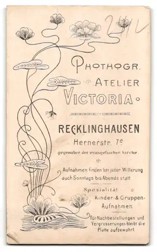 Fotografie Atelier Victoria, Recklinghausen, Hernerstr. 7e, Junger Herr mit Schnauzer und Fliege