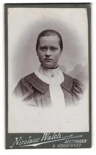Fotografie Nicolaus Walch, Mettmann, Junge Frau mit Kragen im Portrait