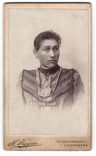 Fotografie H. Juppen, Gelsenkirchen, Bahnhof-Str. 50, Portrait einer jungen Frau m. gelocktem Haar