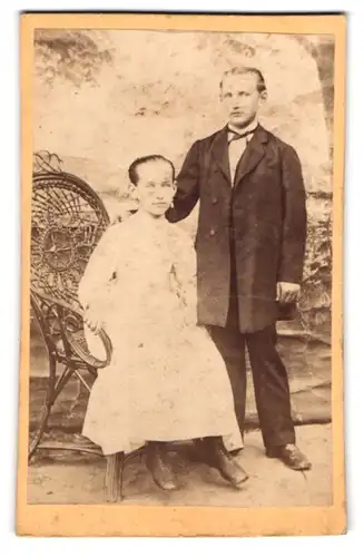 Fotografie unbekannter Fotograf und Ort, Junges Paar im Portrait