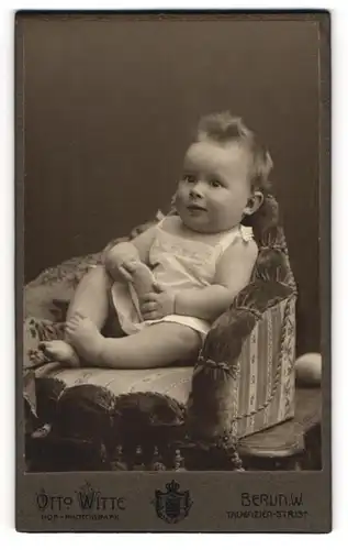 Fotografie Otto Witte, Berlin W., Tauenzien-Str. 13, Süsser Säugling im weissen Hemdchen