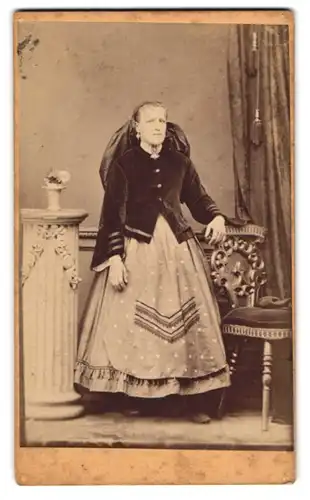 Fotografie Franz Schröck, Laufen / Salzach, Dame im Trachtenkleid mit Kopfbedeckung