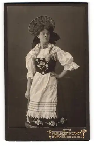 Fotografie Adalbert Werner, München, hübsche junge Frau im Trachtenkleid mit Kopfbedeckung
