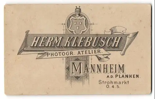 Fotografie Herm. Klebusch, Mannheim, Strohmarkt, Wappen mit Ritterhelm über Anschrift des Fotografen