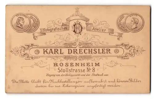 Fotografie Karl Drechsler, Rosenheim, Stollstr. 8, Monogramm des Fotografen, Münzen Daguerre, Niepce