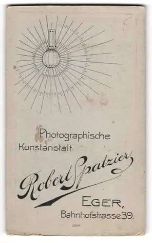 Fotografie Robert Spatzier, Eger, Bahnhofstr. 39, elektrische Lampe leuchtet über Anschrift des Ateliers
