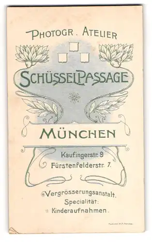 Fotografie Schüssel Passage, München, Kaufingerstr. 9, erblühte Blumen umranken Anschrift des Ateliers