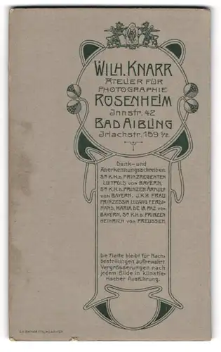 Fotografie Wilh. Knarr, Rosenheim, Innstr. 42, Monogramm des Fotografen im königlichen Wappen, Anschrift des Ateliers