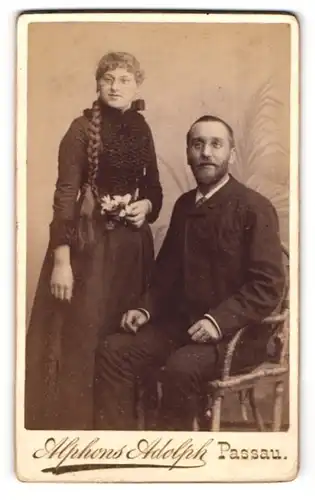 Fotografie Alhons Adolph, Passau, Vater und Tochter mit geflochtenem Zopf und Zwickerbrille