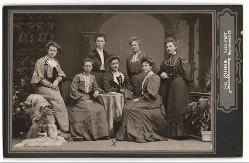 Fotografie Ed. Kühne, Helmstedt, Gruppenfoto sieben junge Damen beim Kränzchen