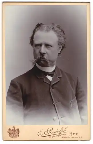 Fotografie E. Rudolph, Hof, Lorenzstr. 3, Herr im dunklen Anzug mit Moustache