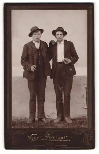 Fotografie unbekannter Fotograf und Ort, zwei junge Herren auf Wanderschaft