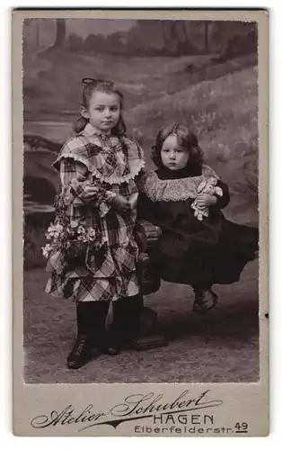 Fotografie Atelier Schubert, Hagen, zwei niedliche kleine Kinder mit Puppe im Arm