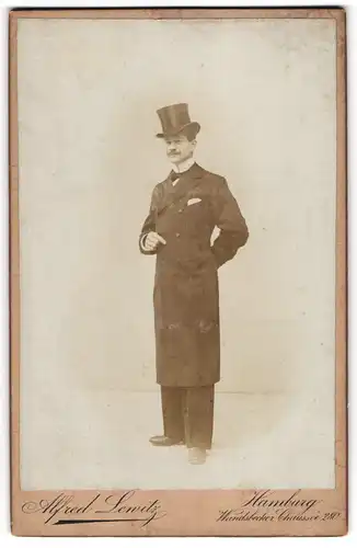 Fotografie Alfred Lewitz, Hamburg, junger adretter Mann im Anzug mit Mantel und Zylinder