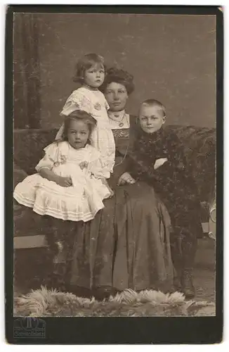 Fotografie Hermann Tietz, München, Mutter mit ihren drei Kindern im Atelier, Mutterglück