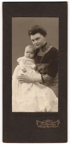 Fotografie Jos. K. Plathen, Leipzig, junge Mutter mit ihrem Töchterchen Emi im Arm