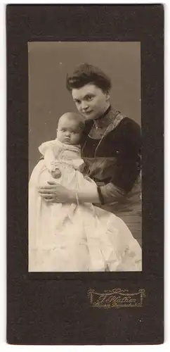 Fotografie Jos. K. Plathen, Leipzig, junge Sächsin mit ihren Tochter im Arm