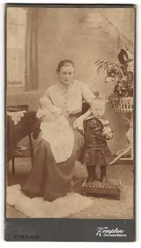Fotografie Karl Ernst, Kempten, Sonnestr., Mutter im Atelier mit ihren beiden Kindern, Mutterglück