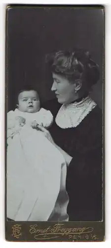 Fotografie Ernst Freygang, Penig i. S., junge Mutter mit ihrem Neugeborenen, Mutterglück
