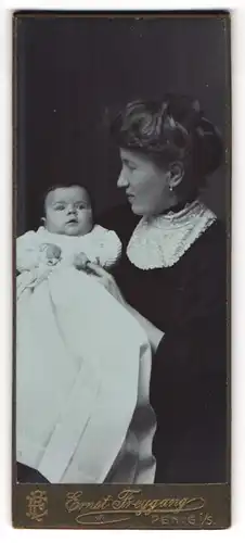 Fotografie Ernst Freygang, Penig i. S., Mutter präsentiert ihr Kind im Atelier, Mutterglück