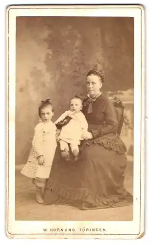 Fotografie W. Hornung, Tübingen, Mutter im dunklen Kleid mit ihren beiden Kindern, Mutterglück