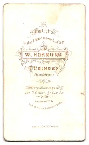 Fotografie W. Hornung, Tübingen, Mutter im dunklen Kleid mit ihren beiden Kindern, Mutterglück