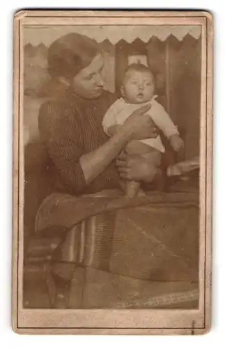 Fotografie unbekannter Fotograf und Ort, junge Mutter mit ihrem Kind im Arm, Mutterglück