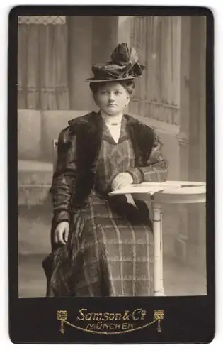 Fotografie Samson & Co., München, junge Dame im karierten Kleid mit Pelzbesatz und Hut
