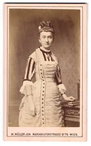 Fotografie M. Müller Jun., Wien, junge Dame im schicken Kleid mit Hochsteckfrisur
