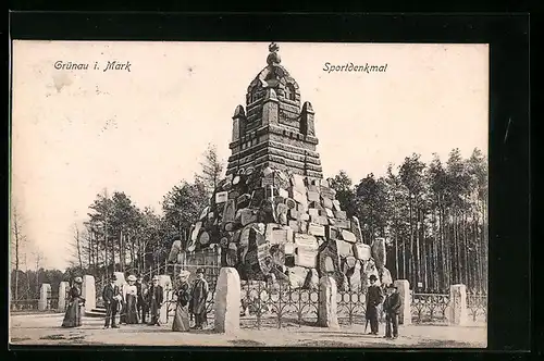 AK Grünau i. Mark, Sportdenkmal mit Besuchern