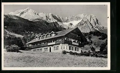 AK Garmisch-Partenkirchen, Hotel & Pension Hausberg mit Gebirge