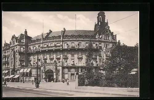 AK Wiesbaden, Strassenpartie am Palast-Hotel