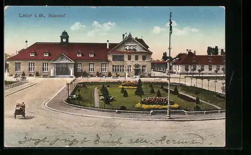 AK Lahr i. B., Bahnhof mit Strasse und Anlagen