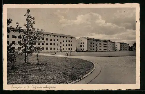 AK Kempten i. A., Infanteriekaserne, Gebäudereihe mit Zufahrt