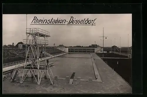 Foto-AK Düsseldorf, Schwimmbad im Rheinstadion, mit Sprungturm