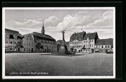 AK Lübben /Spreewald, Markt mit Rathaus und Denkmal