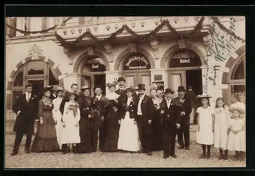 Foto-AK Ahrensburg, Hotel Deutsches Haus mit Hotelgästen