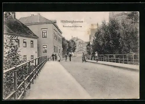 AK Hildburghausen, Bernhardt-Strasse mit Geländer und Passanten