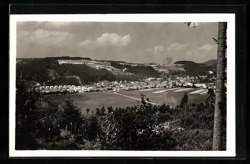 AK Elzach /bad. Schwarzwald, Blick von einer Anhöhe auf den Ort