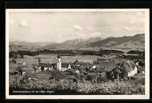 AK Hergatz-Schwarzenberg bei Oy /Bayr. Allgäu, Ortsansicht mit Kirche und Bergkulisse