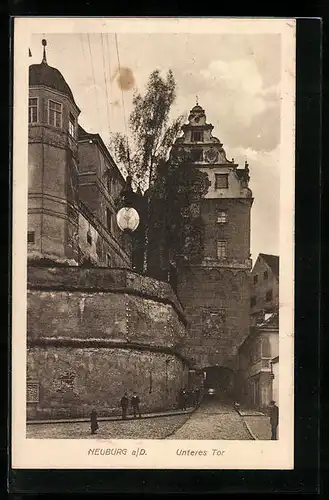 AK Neuburg a. D., unteres Tor mit Passanten