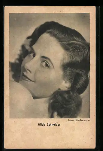 AK Schauspielerin Hilde Schneider lächelnd in Kamera blickend