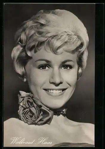 AK Porträt von Waltraut Haas mit Rose
