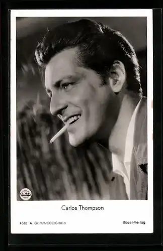 AK Schauspieler Carlos Thompson mit Zigarette im Profil